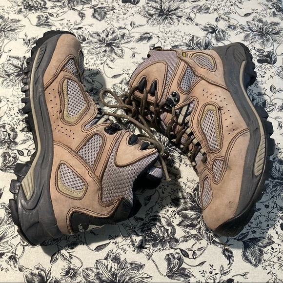 VASQUE Sz 9.5  Leather Gore-Tex Vibram Soles Hiking Boots - Picture 14 of 15